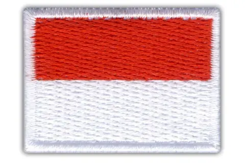 Naszywka z flagą Monako i flagą Polski. Dwa kraje, dwie flagi, jedna naszywka.