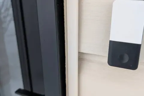 Sonnette sans fil et sans pile : le bouton génère de l'énergie par pression pour signaler une arrivée.