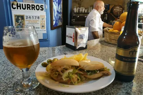 Bar Minotauro: Tapas, esmorzaret y el premiado sabor del Cabanyal