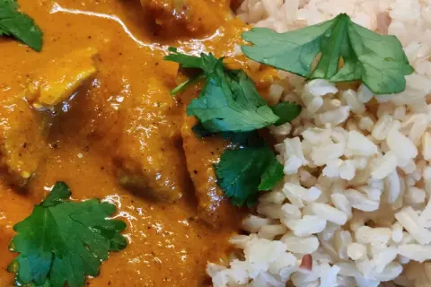 En krämig tikka masala med ris och färsk koriander. En härlig indisk rätt som värmer själen.