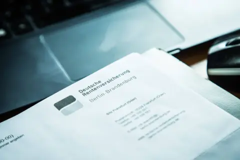 Brief der Deutschen Rentenversicherung Berlin-Brandenburg liegt auf einem Laptop. Hoffentlich bedeuten die Schreiben, dass die renten steigen.