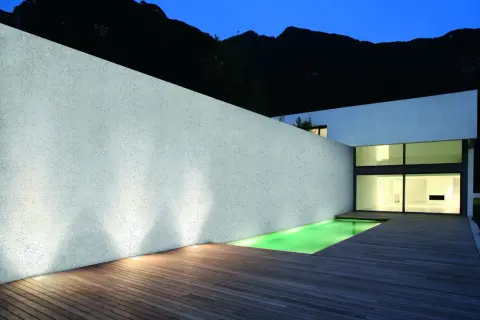 Modern villa con piscina e pareti in intonaco silossanico, che ne definisce il significato di resistenza e traspirabilità.