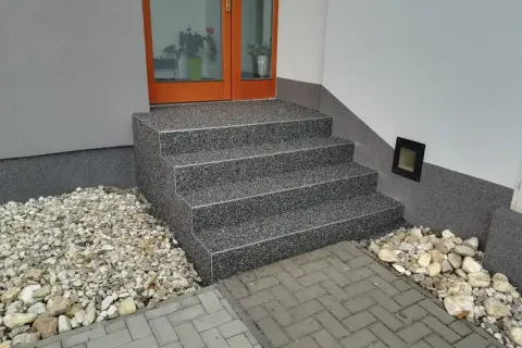 Kamienne schody z żywicy z otoczakami i kostką brukową.