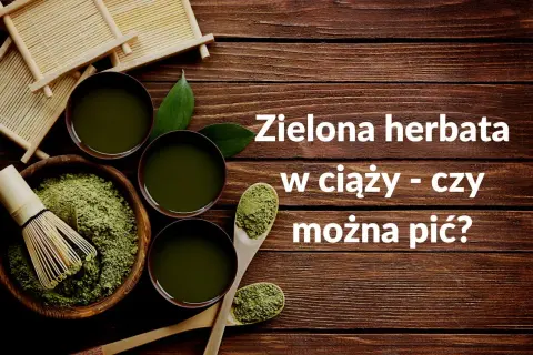 Zielona herbata w ciąży - czy można pić? Miseczka z zielonym proszkiem, bambusowa miotełka i filiżanki z napojem.
