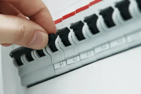 Jak sprawdzić bezpiecznik, aby uniknąć kosztownych napraw elektrycznych
