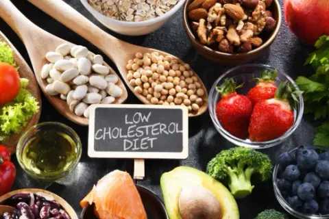 Czym zbijać cholesterol? Skuteczne metody na naturalne obniżenie poziomu