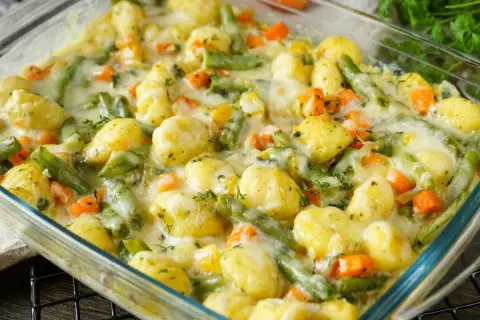 Herzhafte Gnocchi-Pfanne mit grünen Bohnen und Karotten, überbacken mit Käse. Ein leckeres, einfaches Rezept vegetarisch.