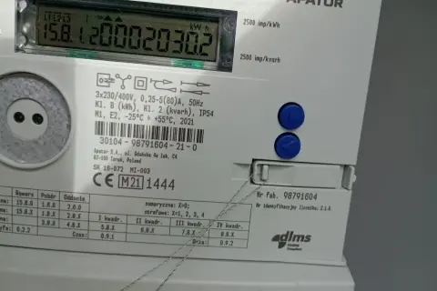 Cyfrowy licznik energii elektrycznej APATOR. Na wyświetlaczu widoczne wskazanie licznika wt: 15.8.1.20002030.2 kWh.