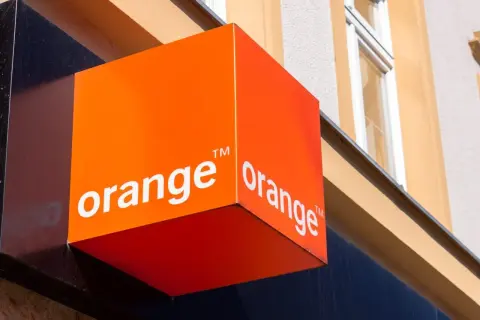 Pomarańczowy szyld Orange, idealny na wakacje w strefie 2 roamingu.