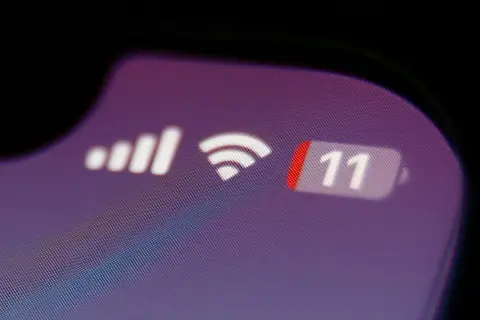 Ikona zasięgu sieci, Wi-Fi i powiadomienie "11" na ekranie telefonu. Zastanawiasz się, jak udostępnić internet?