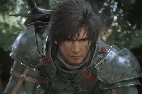 Clive z Final Fantasy XVI w zbroi, gotowy do walki. Ten poradnik pomoże Ci odkryć wszystkie sekrety gry.