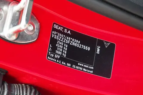 Tabliczka znamionowa Seata z numerem VIN VSSZZZ5FZN6527559.