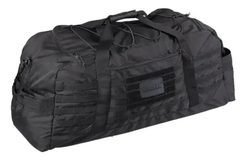 Bolsa deportiva negra Mil-Tec con sistema MOLLE y parche de velcro.