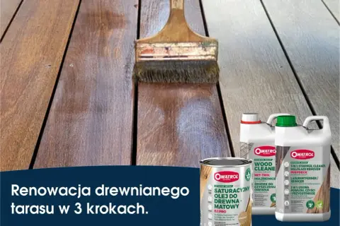 Czyszczenie tarasu drewnianego pędzlem. Obok produkty Owatrol do renowacji drewna.