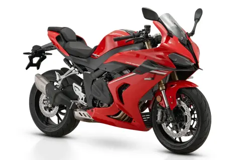 Czerwony motocykl sportowy z czarnymi akcentami, widok z boku.