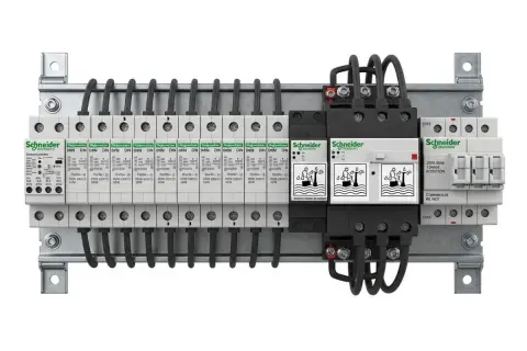 Disjoncteur pour cumulus Schneider, avec plusieurs modules de protection et câblage organisé.
