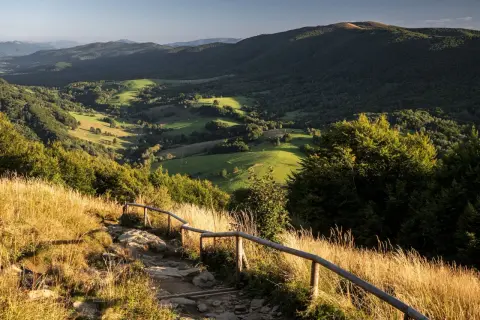 Świętokrzyskie na majówkę: Gotowe plany i TOP atrakcje dla każdego!
