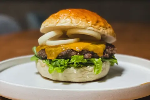 Jak zrobić soczyste burgery? Sekrety mięsa, smażenia i dodatków