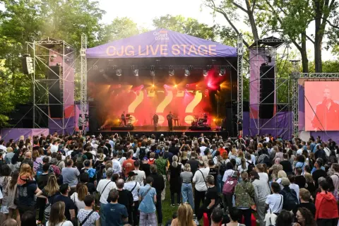Tłum na festiwalu Co jest grane, podziwia występ na scenie CJG LIVE STAGE.