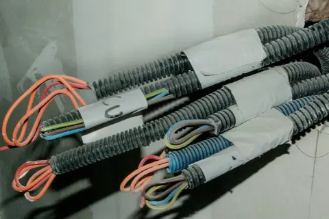 Czarny kabel to plus czy minus? Odkryj prawdę o polaryzacji