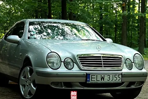 Srebrny Mercedes CLK W208 na tle lasu.