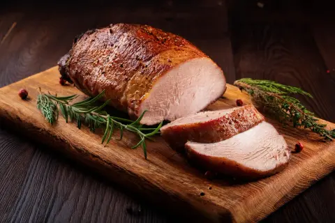 Saftiges Schweinefilet im Ofen, perfekt gebräunt. Die Frage "wie lange" stellt sich hier nicht, denn es ist bereit zum Genuss.