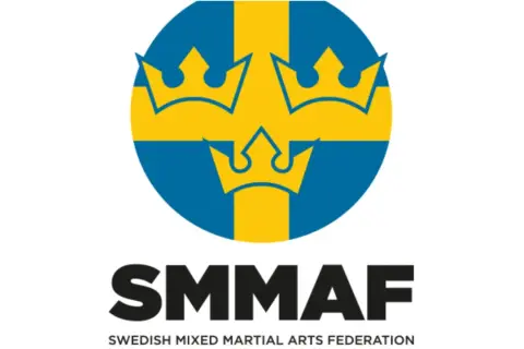 SMMMAF: Svenska Mixed Martial Arts Federation. Logotypen visar Sveriges flagga med tre kronor, symbolen för svensk fcr mma.