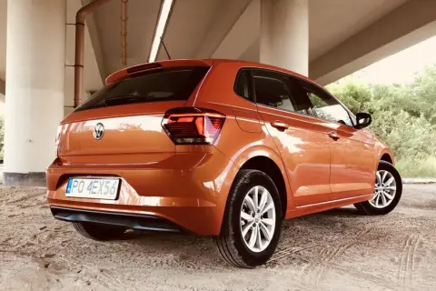 Pomarańczowy Volkswagen Polo, widok z tyłu. Poznaj polo dane techniczne tego miejskiego auta.