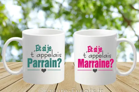 Deux tasses blanches avec l'inscription "Et si je t'appelais Parrain?" et "Et si je t'appelais Marraine?". Un cadeau original pour demander à quelqu'un d'être parrain ou marraine.