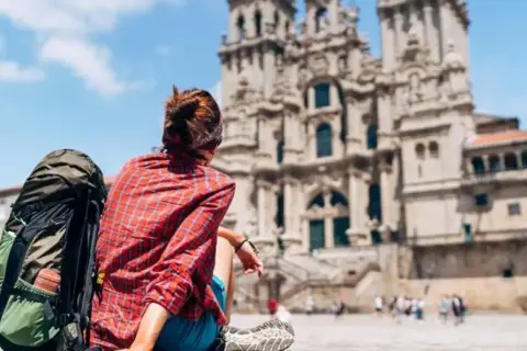 Peregrino con mochila, listo para el Camino de Santiago. La pregunta es: que mochila llevar al camino de santiago.