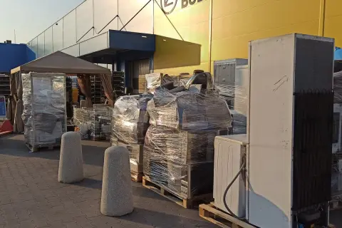 Elektrośmieci czekają na odbiór przed Castoramą. Stare lodówki i pralki gotowe do recyklingu.