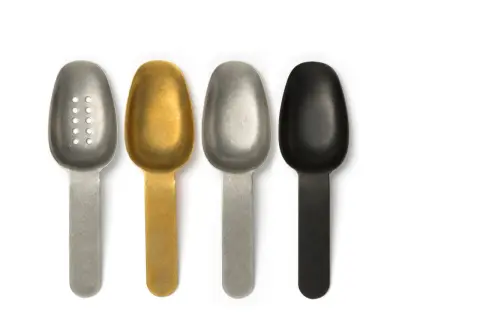 Quatre cuillères plates de différentes couleurs (argent perforé, doré, argent, noir) pour une utilisation variée.