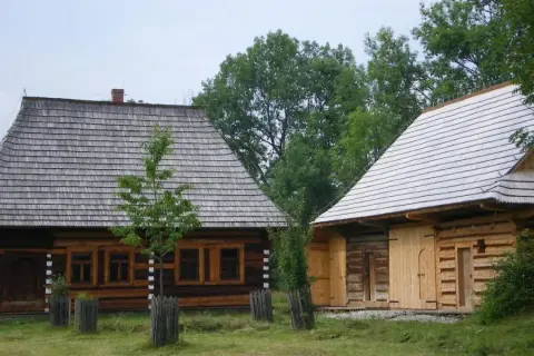 Drewniane chaty i ich dachówki to główne zubrzyca górna atrakcje. Warto zobaczyć te zabytki architektury ludowej.