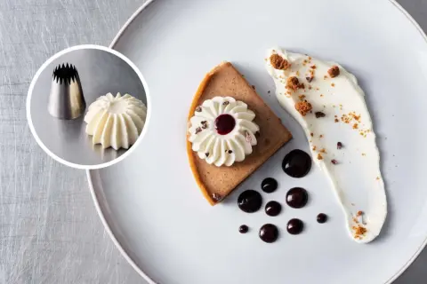 Ein Stück Kuchen mit aufgespritzteter schwerer Sahne, Schokoladensauce und Kakaonibs. Daneben ein Spritzbeutel mit einer Sahnetülle und ein Beispiel für aufgespritztte Sahne.