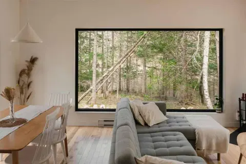 Comedor y sala con vista a bosque. Aprende como limpiar cristales para mantener esta vista impecable.