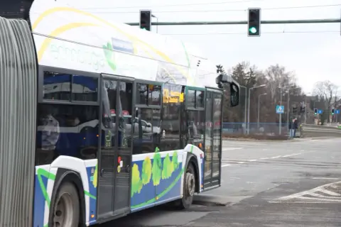 Autobus miejski z napisem "technologia dla ekologii". Uważaj, bo brak biletu to mandat!