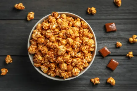 Nieklejący się popcorn karmelowy: przepis idealny (bez brudnych rąk!)