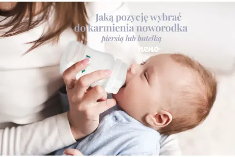 Mama karmi dziecko butelką, szukając idealnej pozycji do karmienia noworodka.