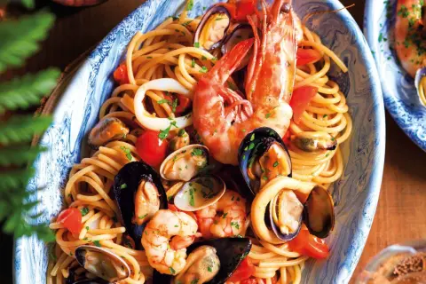 Spaghetti allo scoglio surgelati, un piatto ricco di gamberi, cozze, vongole e calamari, pronto per essere gustato.