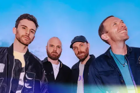 Czterech członków zespołu Coldplay, gotowych na kolejny niezapomniany koncert.
