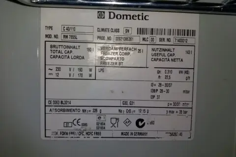 Etiqueta de un frigorífico Dometic RM 7655L. Muestra datos técnicos, capacidades y la clasificación energética frigoríficos.