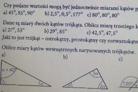 Trzy rysunki trójkątów z zaznaczonymi kątami i ich miarami.
