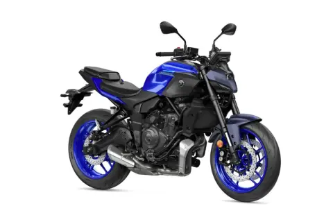 Niebieski motocykl Yamaha MT-07 z ciemnoszarymi elementami, gotowy do jazdy po mieście.