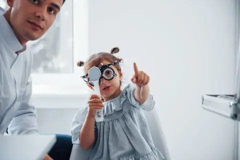Kiedy pierwsza wizyta u okulisty z niemowlakiem? Nie przegap ważnych wskazówek