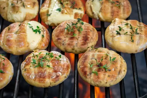 Halloumi na grillu, rumiane i pachnące ziołami. Czy halloumi trzeba smażyć? Tak, aby uzyskać ten pyszny, lekko ciągnący się środek i chrupiącą skórkę.