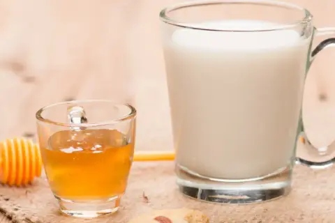 Szklanka mleka i mały kieliszek miodu. Zastanawiasz się, ile gram ma szklanka mleka?