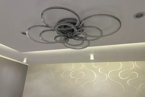 Nowoczesny plafon boho z chromowanymi pierścieniami, tworzący efektowną kompozycję na suficie.