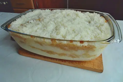 Pyszny ryż zapiekany z jabłkami Ewa Wachowicz w szklanej formie, gotowy do podania.