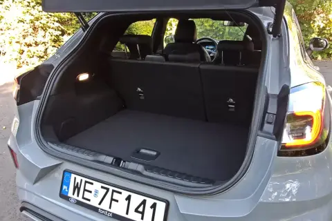Otwarty bagażnik Ford Puma. Sprawdź, jak duże są ford puma wymiary, by zaplanować podróż.