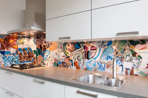 Crédence de cuisine colorée en mosaïque de carreaux brisés, un style unique qui rappelle un pochoir cuisine.